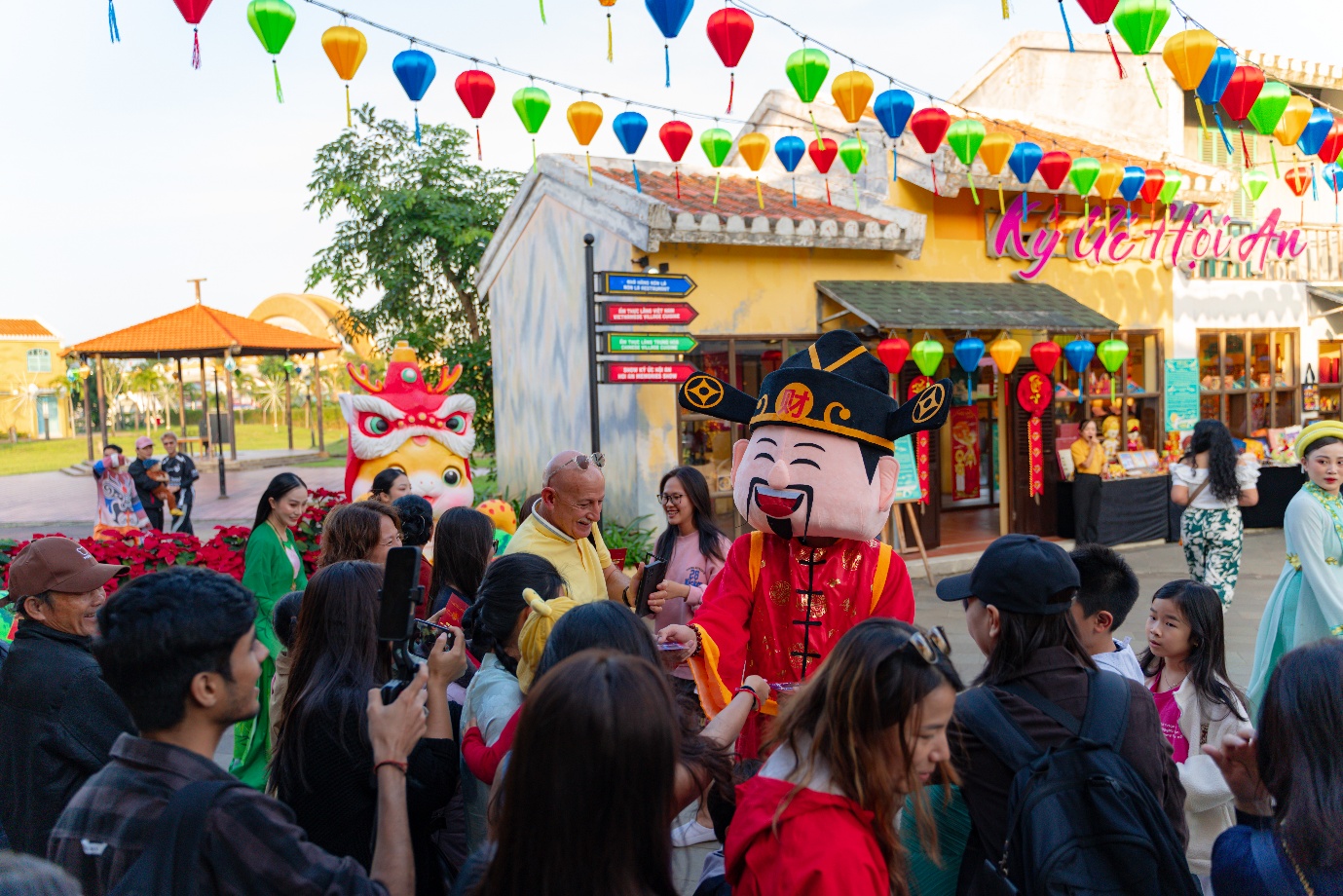 Giới trẻ &ldquo;rần rần&rdquo; l&ecirc;n lịch đi Hội An check-in Đ&egrave;n lồng khổng lồ & Drone đ&egrave;n lồng Rồng &ndash; Phượng độc đ&aacute;o Tết 2026- Ảnh 3.