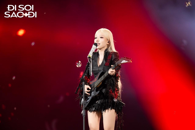 H&aacute;t nhạc suy vừa dứt lời, &ldquo;mỹ nh&acirc;n bạc đầu&rdquo; ho&aacute; lu&ocirc;n &ldquo;g&aacute;i phố&rdquo;, l&aacute;i xe bon bon khắp s&acirc;n khấu- Ảnh 4.