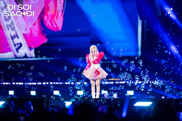 H&aacute;t nhạc suy vừa dứt lời, &ldquo;mỹ nh&acirc;n bạc đầu&rdquo; ho&aacute; lu&ocirc;n &ldquo;g&aacute;i phố&rdquo;, l&aacute;i xe bon bon khắp s&acirc;n khấu- Ảnh 7.