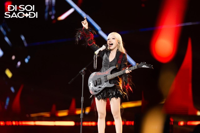 H&aacute;t nhạc suy vừa dứt lời, &ldquo;mỹ nh&acirc;n bạc đầu&rdquo; ho&aacute; lu&ocirc;n &ldquo;g&aacute;i phố&rdquo;, l&aacute;i xe bon bon khắp s&acirc;n khấu- Ảnh 2.