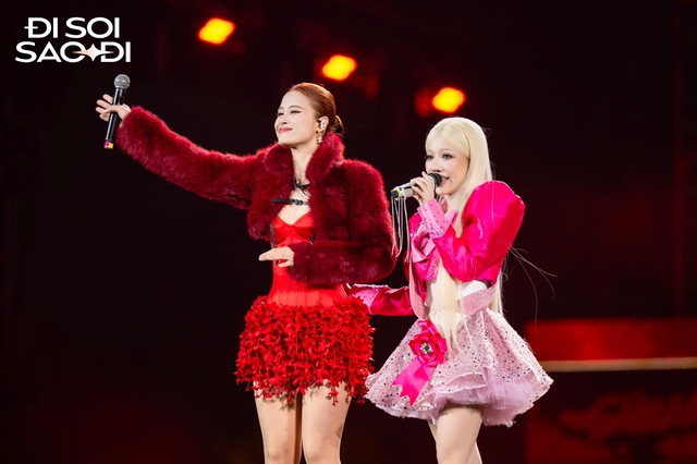 H&aacute;t nhạc suy vừa dứt lời, &ldquo;mỹ nh&acirc;n bạc đầu&rdquo; ho&aacute; lu&ocirc;n &ldquo;g&aacute;i phố&rdquo;, l&aacute;i xe bon bon khắp s&acirc;n khấu- Ảnh 9.