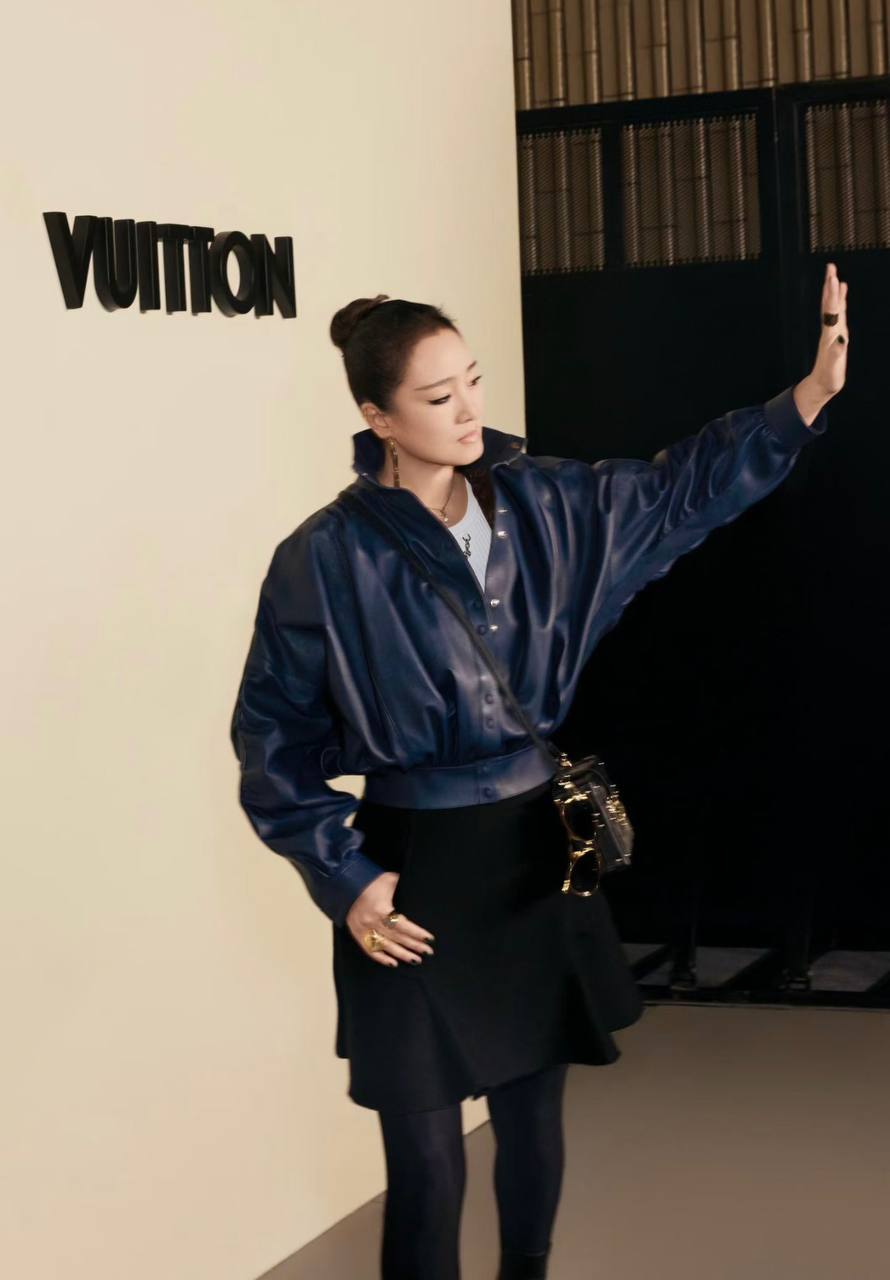 60 tuổi kh&ocirc;ng ai được như minh tinh n&agrave;y: Thần th&aacute;i quyền lực, mỉm cười vẫy tay một c&aacute;i l&agrave; triệu người nể nang- Ảnh 8.