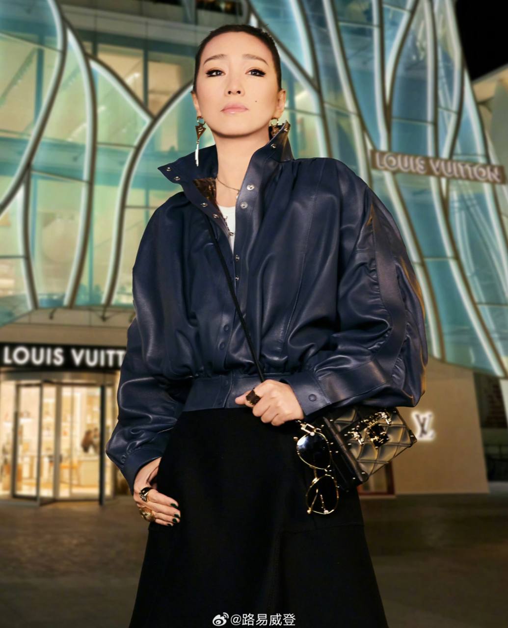 60 tuổi kh&ocirc;ng ai được như minh tinh n&agrave;y: Thần th&aacute;i quyền lực, mỉm cười vẫy tay một c&aacute;i l&agrave; triệu người nể nang- Ảnh 6.