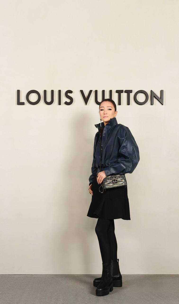 60 tuổi kh&ocirc;ng ai được như minh tinh n&agrave;y: Thần th&aacute;i quyền lực, mỉm cười vẫy tay một c&aacute;i l&agrave; triệu người nể nang- Ảnh 4.