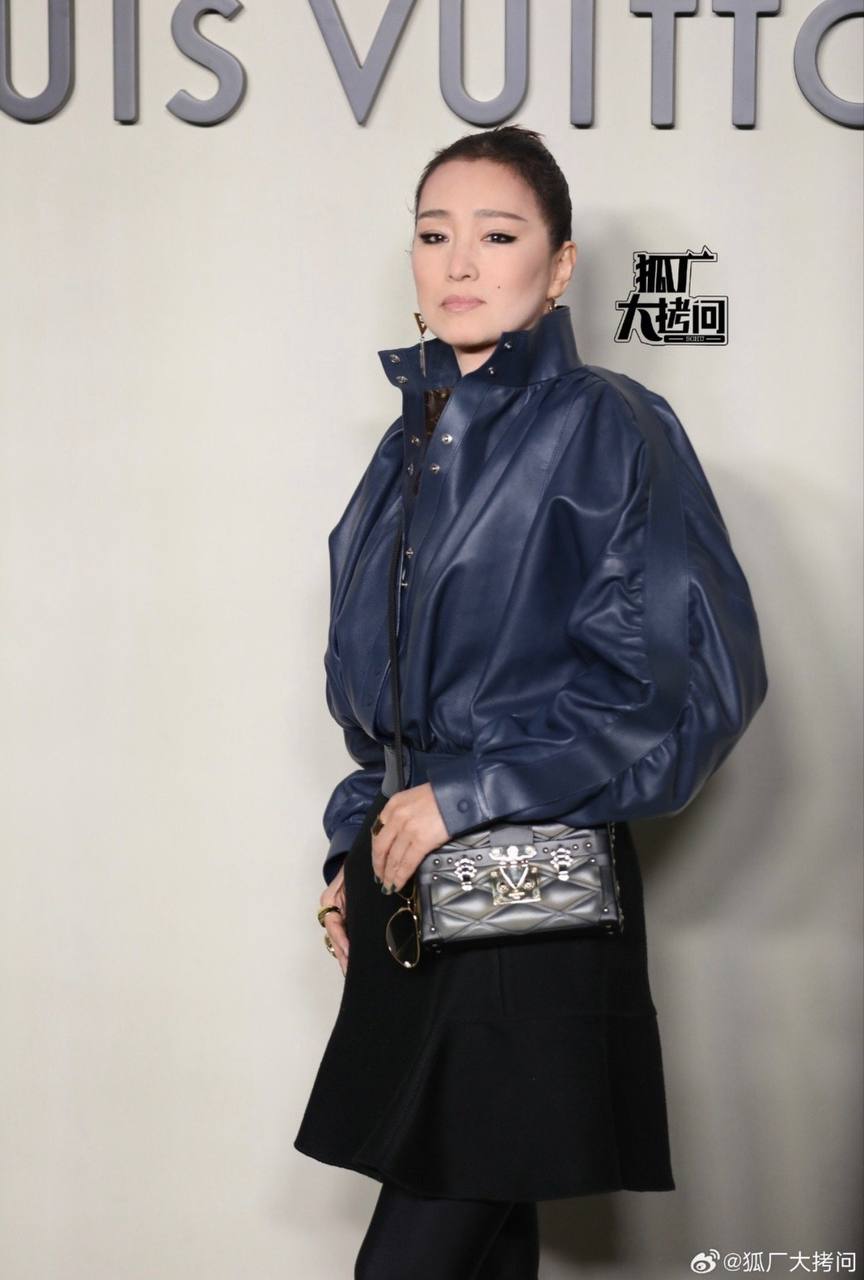 60 tuổi kh&ocirc;ng ai được như minh tinh n&agrave;y: Thần th&aacute;i quyền lực, mỉm cười vẫy tay một c&aacute;i l&agrave; triệu người nể nang- Ảnh 7.