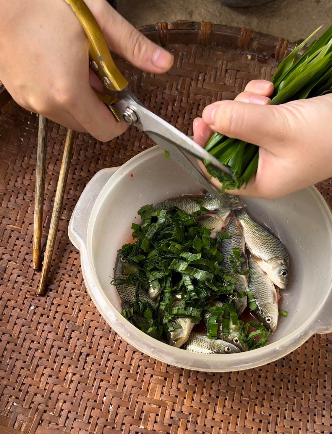 Người s&agrave;nh ăn săn l&ugrave;ng &ldquo;b&aacute;nh chưng nh&acirc;n c&aacute; ch&eacute;p&rdquo;: 500.000 đồng/cặp vẫn kh&ocirc;ng đủ b&aacute;n- Ảnh 2.