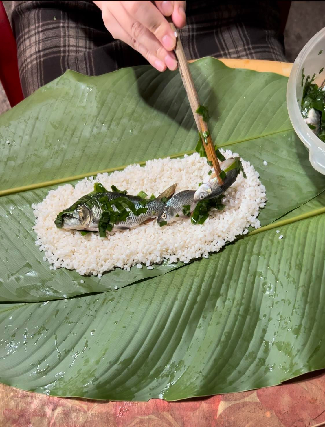 Người s&agrave;nh ăn săn l&ugrave;ng &ldquo;b&aacute;nh chưng nh&acirc;n c&aacute; ch&eacute;p&rdquo;: 500.000 đồng/cặp vẫn kh&ocirc;ng đủ b&aacute;n- Ảnh 3.