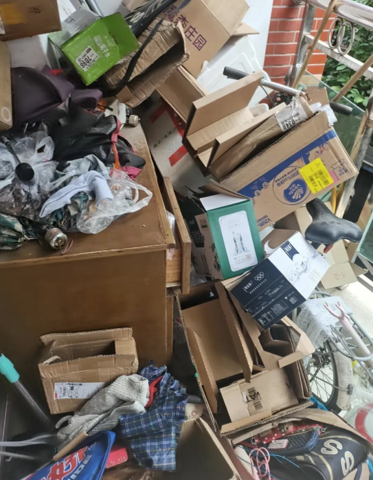 Đến lạy người n&agrave;o đặt 5 thứ n&agrave;y ở ban c&ocirc;ng: Nhếch nh&aacute;c tận c&ugrave;ng, nh&igrave;n m&agrave; tức mắt- Ảnh 1.