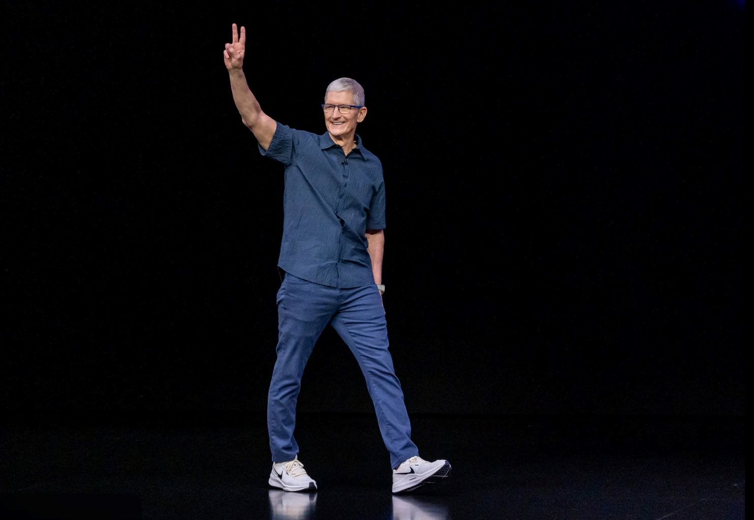 Người gi&agrave;u mặc g&igrave; khi camera kh&ocirc;ng chĩa v&agrave;o họ?- Ảnh 1.