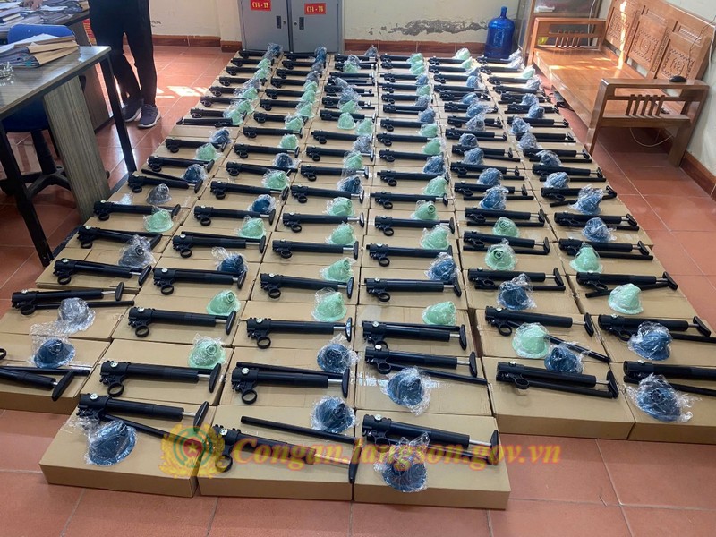 Kh&aacute;m x&eacute;t kho h&agrave;ng, bắt giam "&ocirc;ng tr&ugrave;m" Dương &Iacute;ch Phong, tịch thu số tang vật cực k&igrave; nguy hiểm- Ảnh 3.