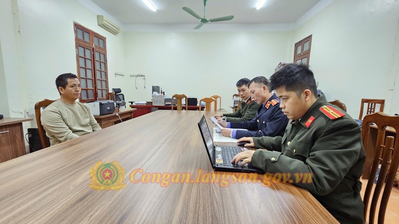 Kh&aacute;m x&eacute;t kho h&agrave;ng, bắt giam "&ocirc;ng tr&ugrave;m" Dương &Iacute;ch Phong, tịch thu số tang vật cực k&igrave; nguy hiểm- Ảnh 1.