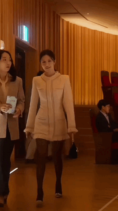 Si&ecirc;u sao khiến cả ch&acirc;u &Aacute; b&ugrave;ng nổ: Khu&ocirc;n mặt s&aacute;ng bừng, mặc đẹp đến nỗi mỗi khung h&igrave;nh đều l&agrave; 1 bức họa- Ảnh 3.