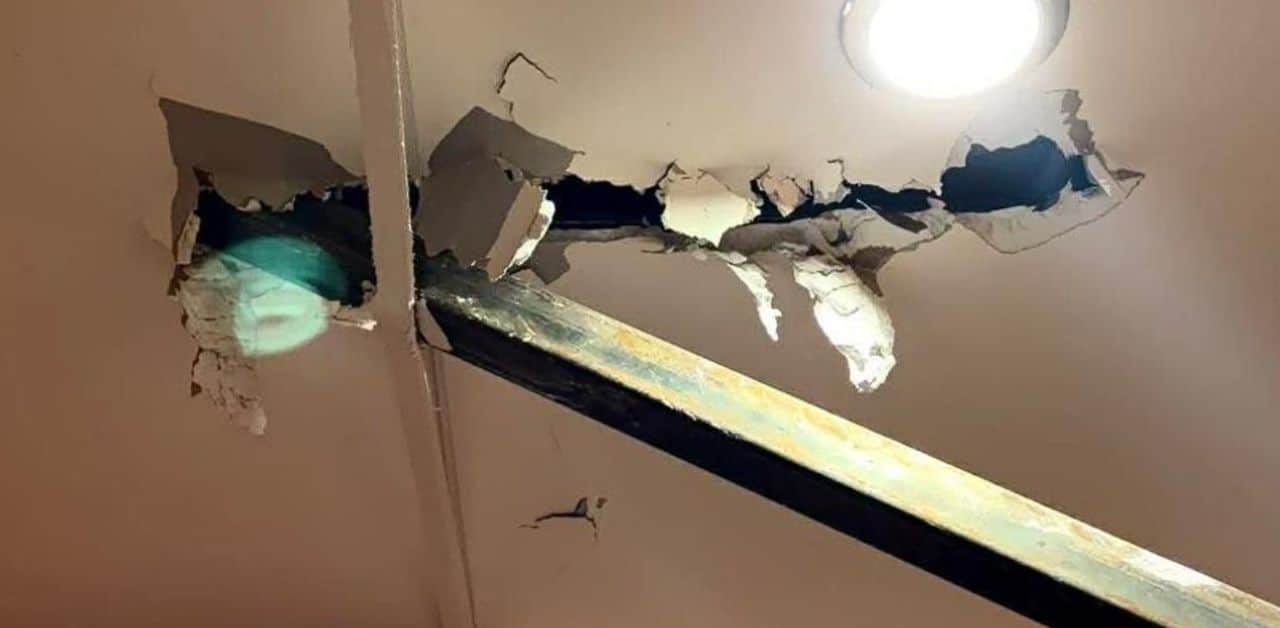 Đang ở trong nh&agrave;, gia chủ hoảng loạn khi thấy 1 thanh th&eacute;p khổng lồ xuy&ecirc;n thủng cả trần v&agrave; cửa- Ảnh 2.