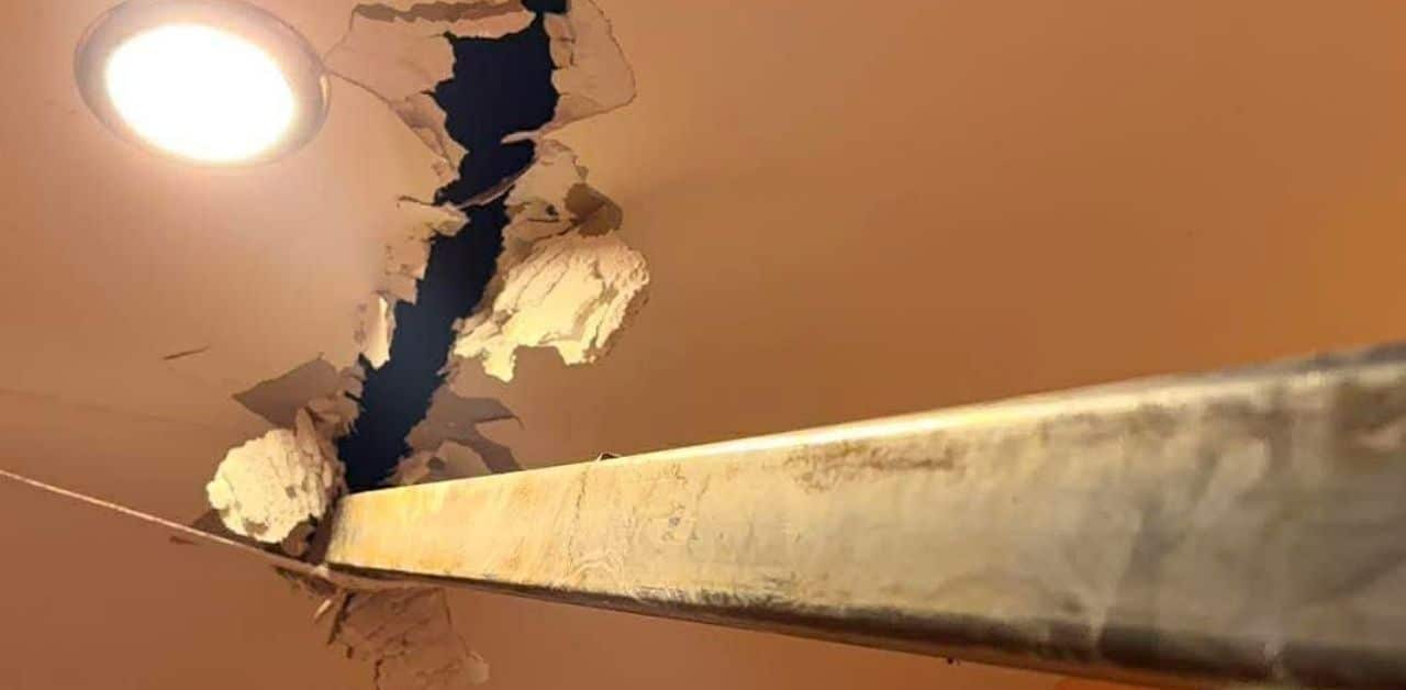 Đang ở trong nh&agrave;, gia chủ hoảng loạn khi thấy 1 thanh th&eacute;p khổng lồ xuy&ecirc;n thủng cả trần v&agrave; cửa- Ảnh 1.