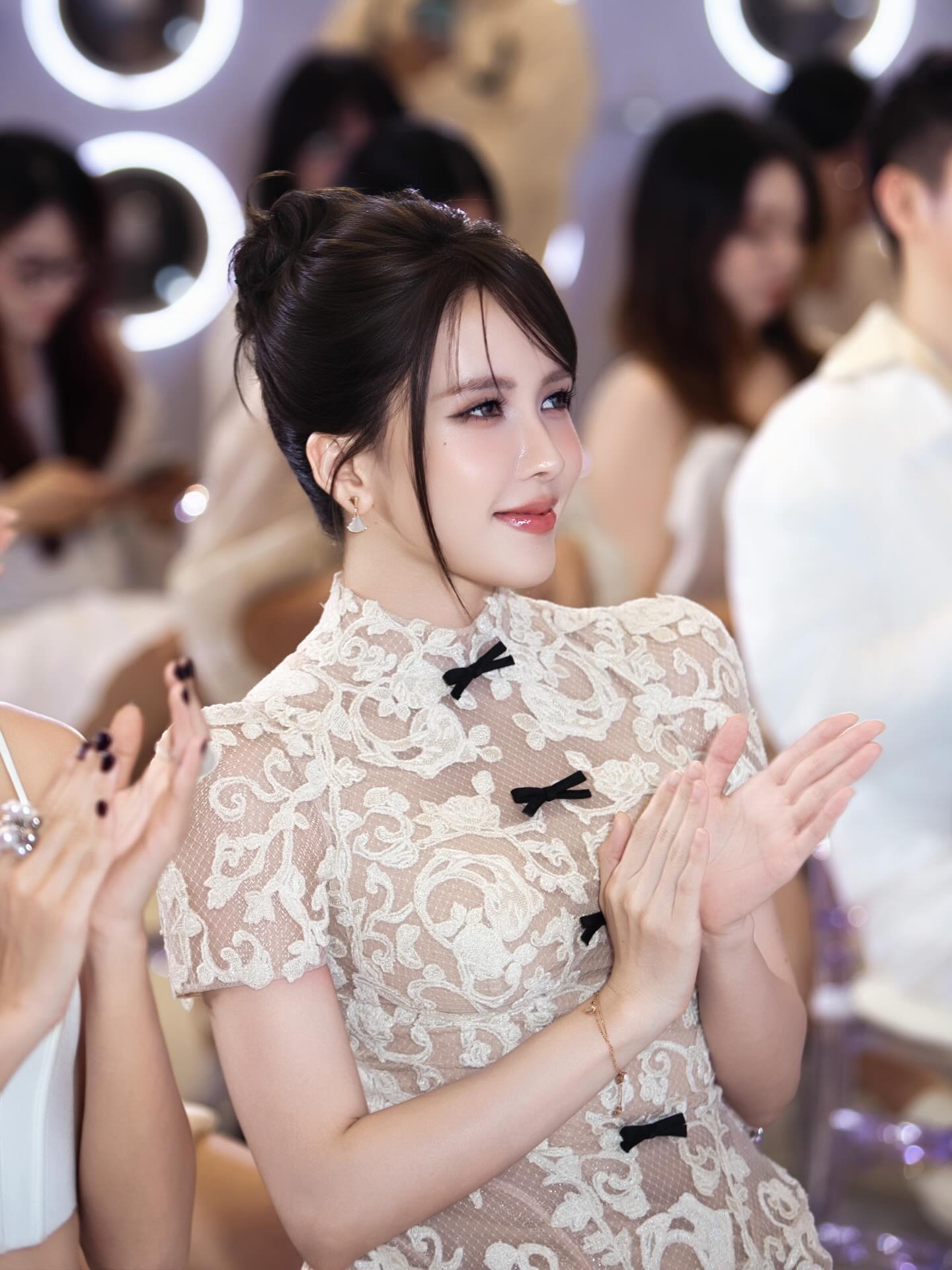 Visual g&acirc;y sốt của Thiều Bảo Tr&acirc;m khiến d&acirc;n t&igrave;nh gọi t&ecirc;n một người đẹp kh&aacute;c- Ảnh 10.