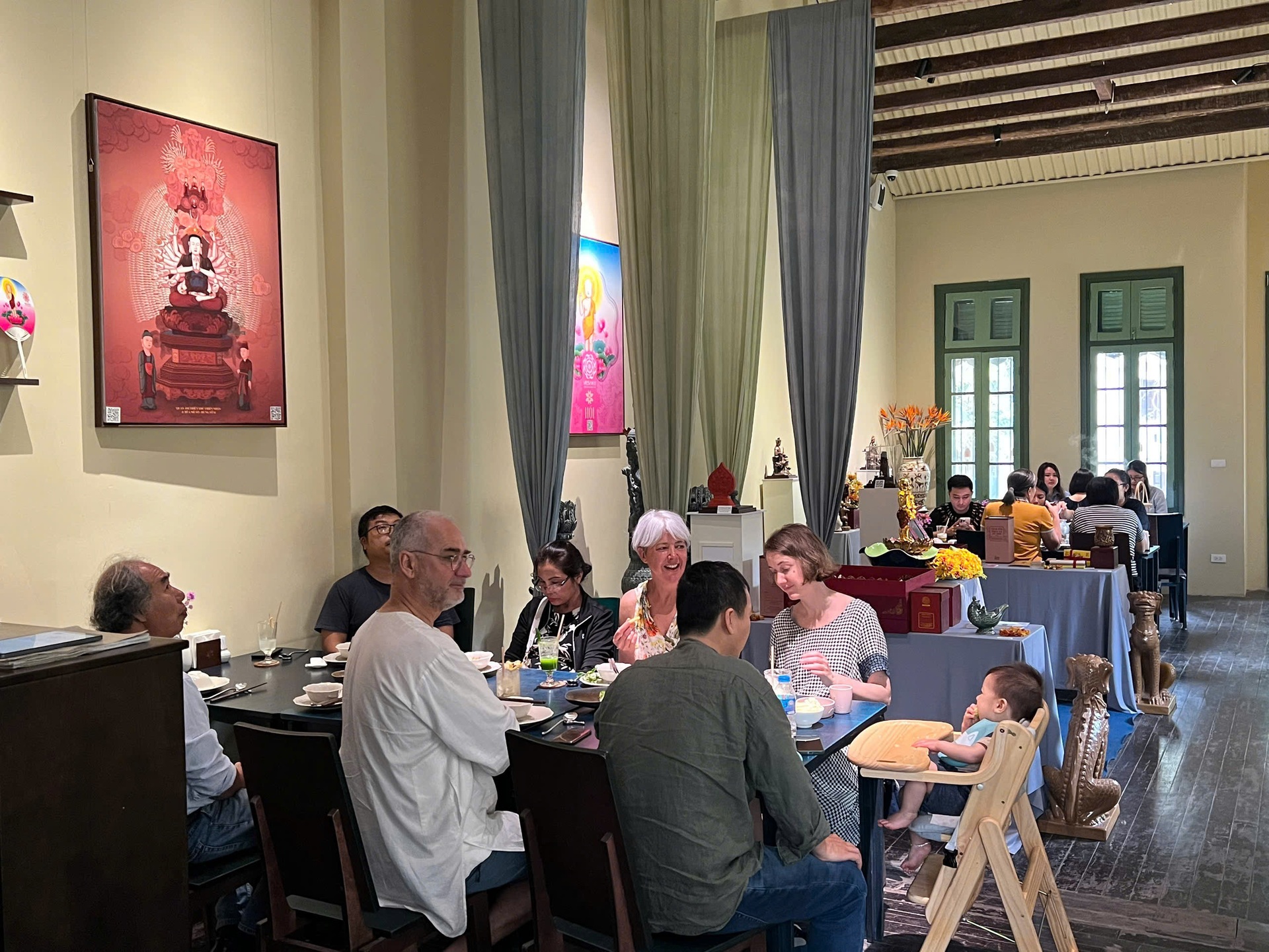 Kh&aacute;ch T&acirc;y cho&aacute;ng khi bước v&agrave;o qu&aacute;n b&uacute;n b&ograve; Huế ở Việt Nam: Gi&aacute; b&aacute;t b&uacute;n c&ograve;n g&acirc;y bất ngờ hơn nữa- Ảnh 10.