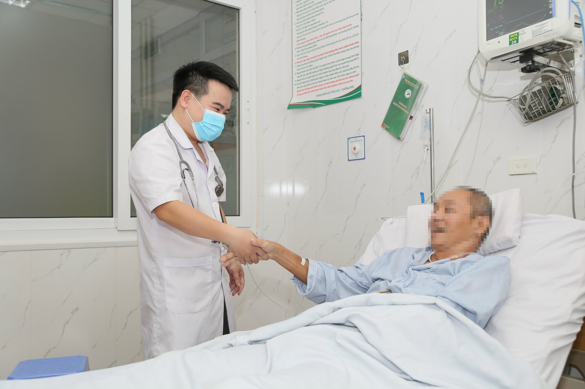 Người đ&agrave;n &ocirc;ng 53 tuổi đột ngột ng&atilde; gục, h&ocirc;n m&ecirc; s&acirc;u ngay khi vừa chơi tennis, b&aacute;c sĩ bệnh viện Đức Giang đưa ra khuyến c&aacute;o- Ảnh 1.