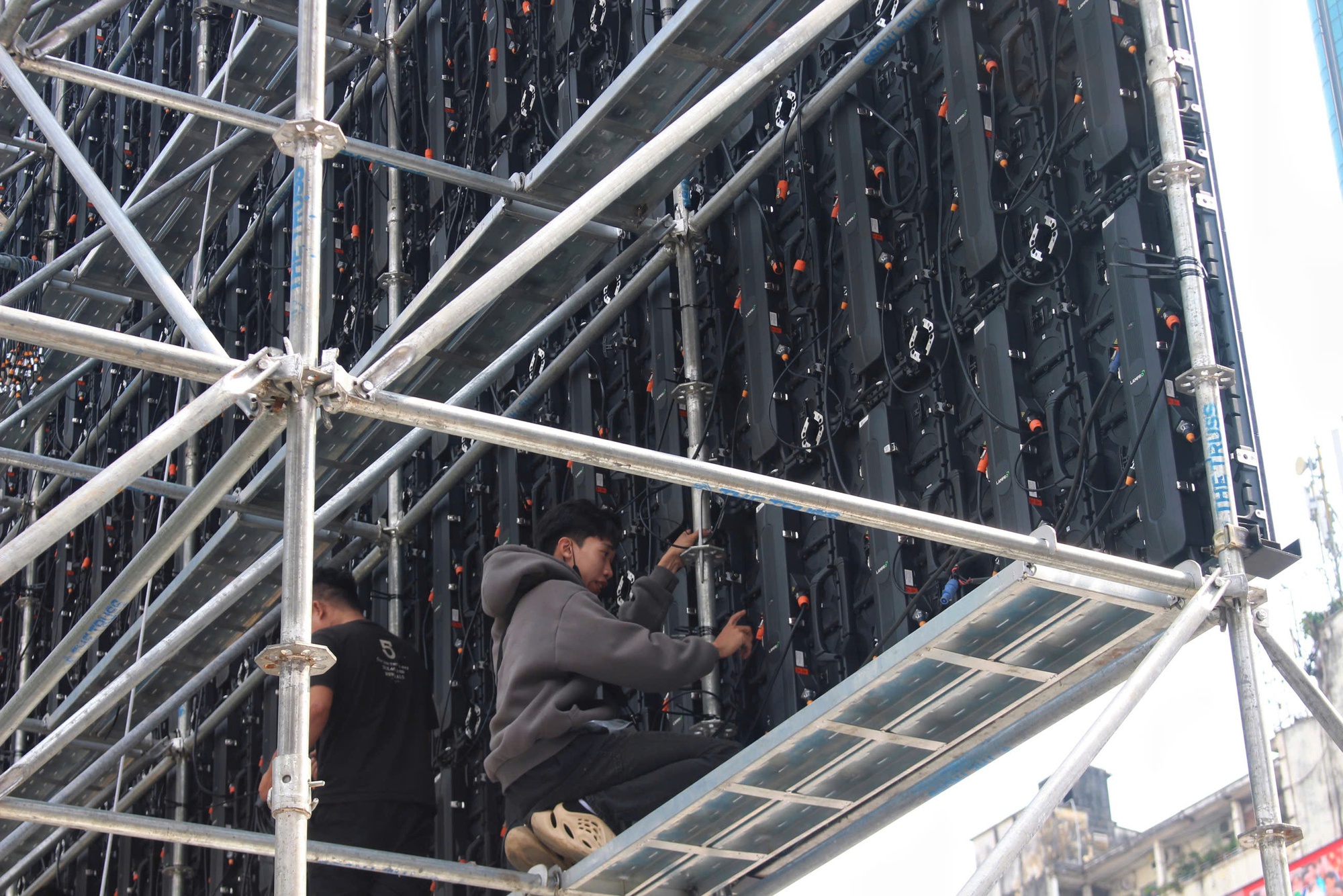 TP HCM: Khẩn trương lắp m&agrave;n h&igrave;nh LED "khủng" tiếp lửa U23 Việt Nam- Ảnh 1.