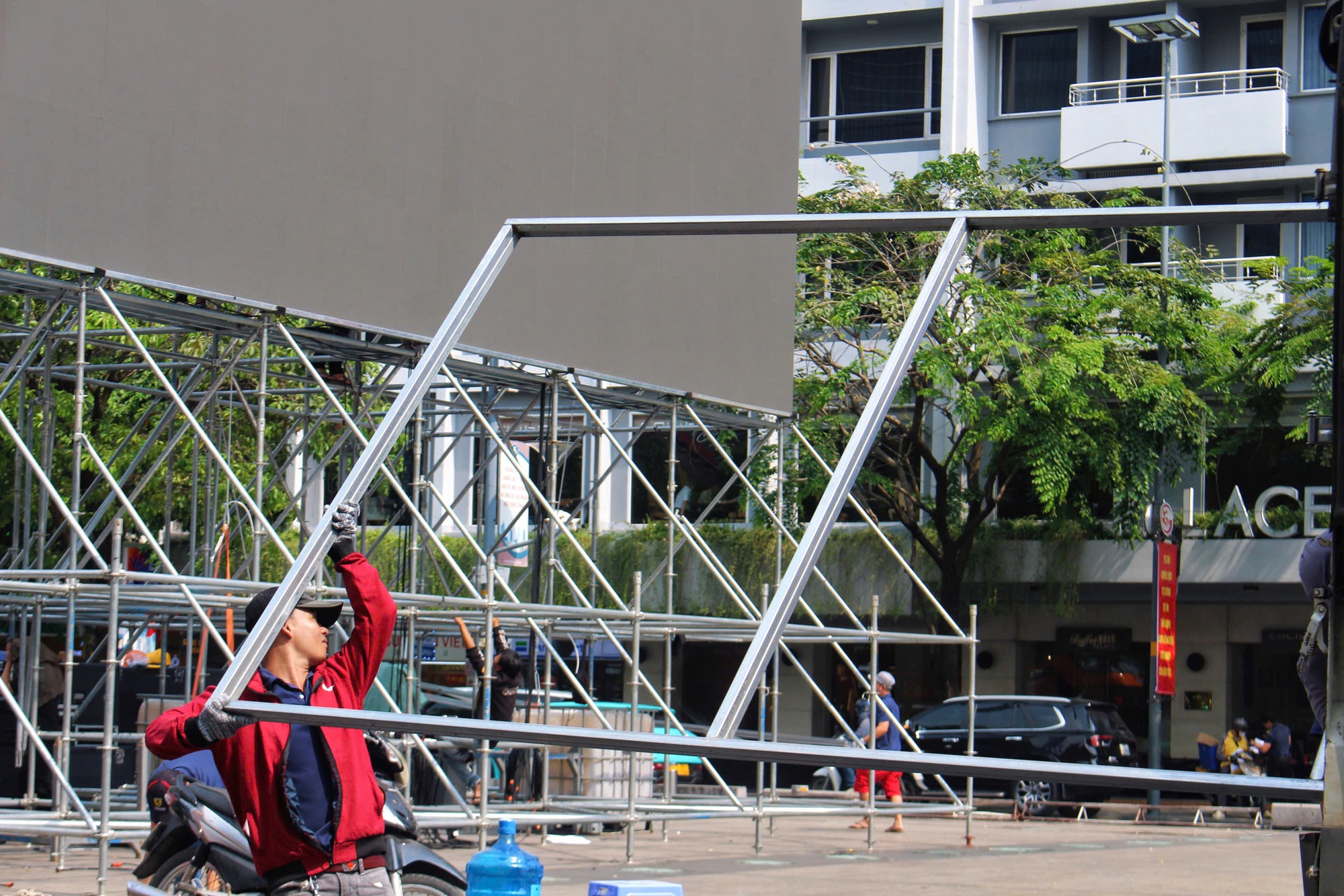 TP HCM: Khẩn trương lắp m&agrave;n h&igrave;nh LED "khủng" tiếp lửa U23 Việt Nam- Ảnh 2.