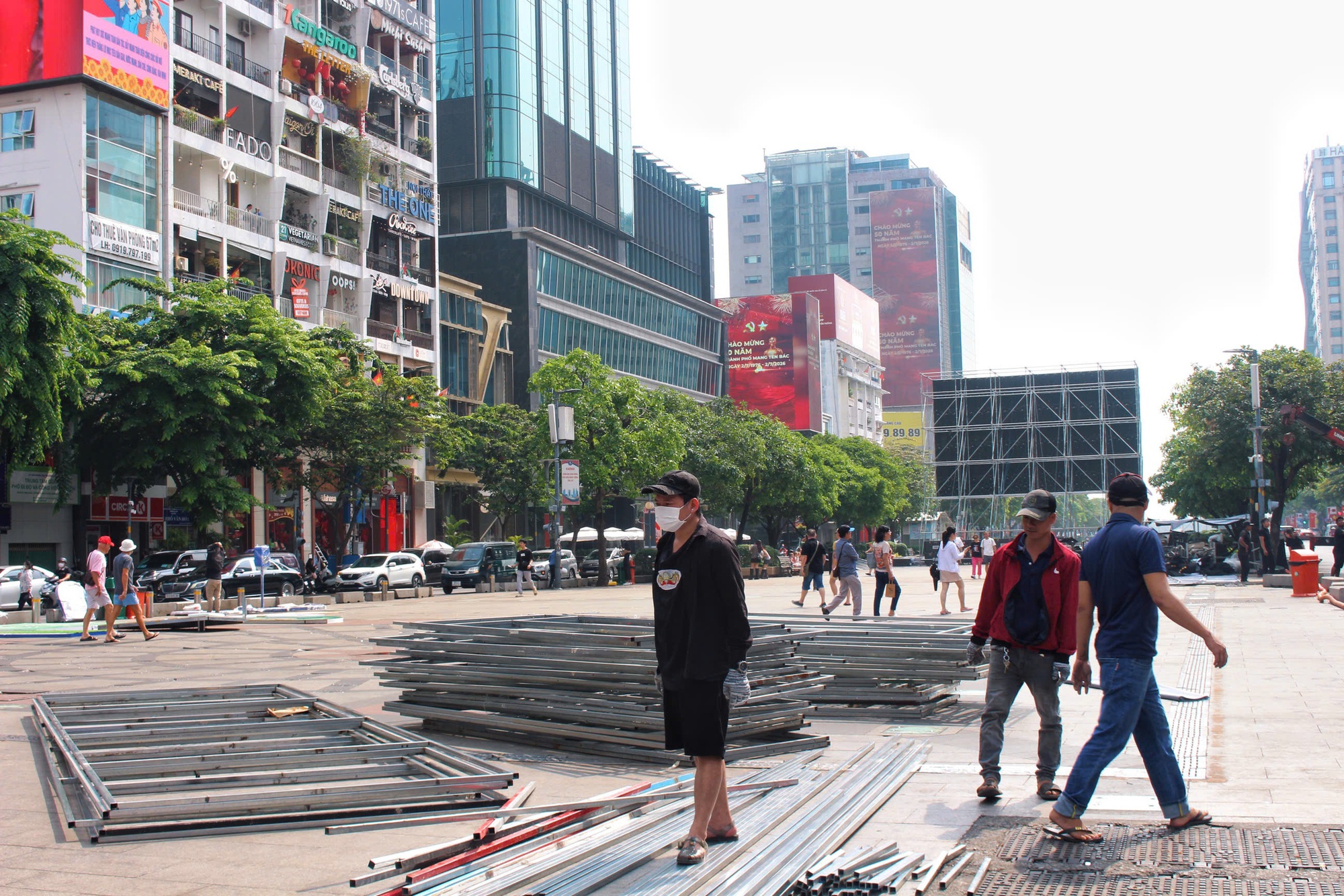 TP HCM: Khẩn trương lắp m&agrave;n h&igrave;nh LED "khủng" tiếp lửa U23 Việt Nam- Ảnh 3.