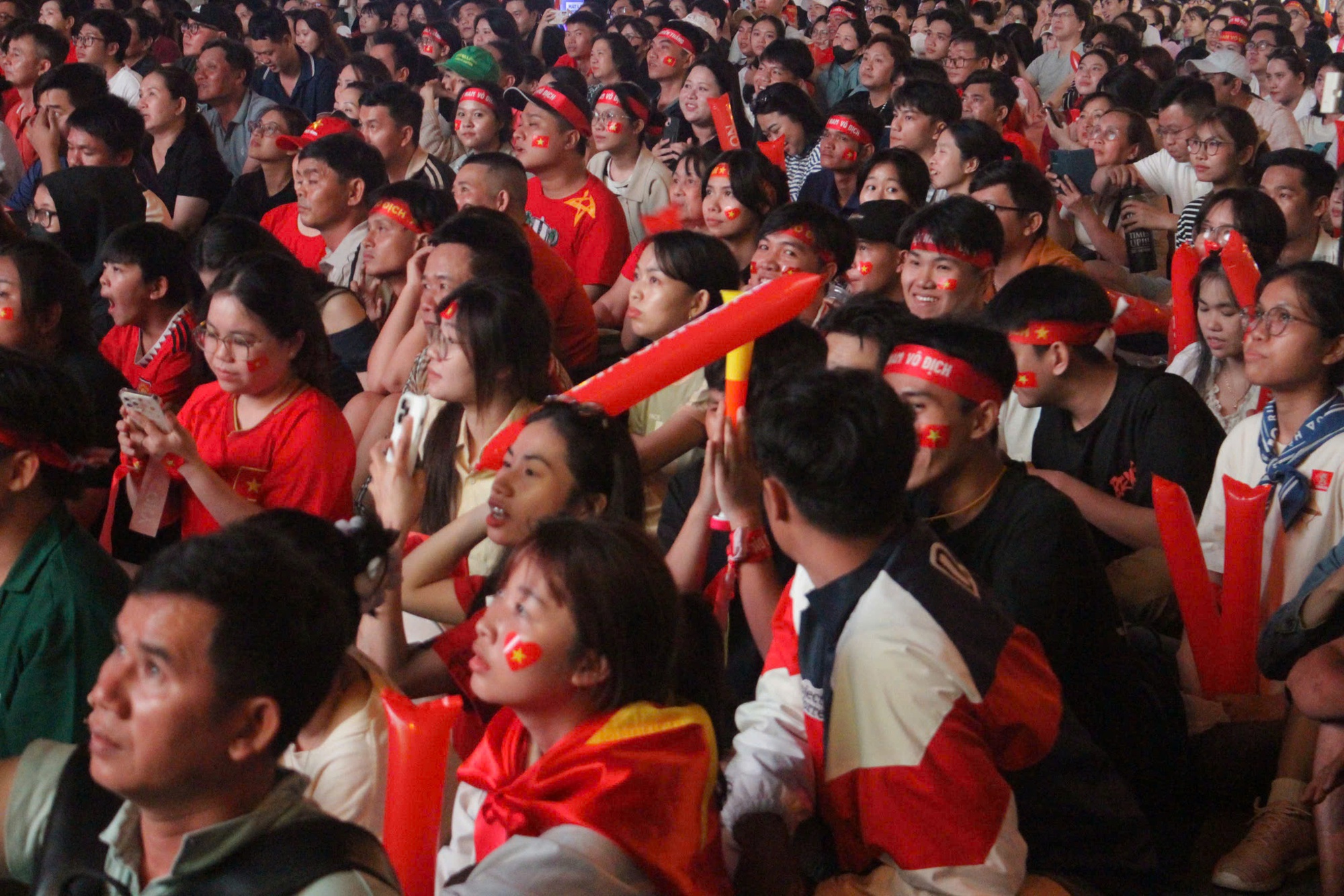 TP HCM: Khẩn trương lắp m&agrave;n h&igrave;nh LED "khủng" tiếp lửa U23 Việt Nam- Ảnh 4.