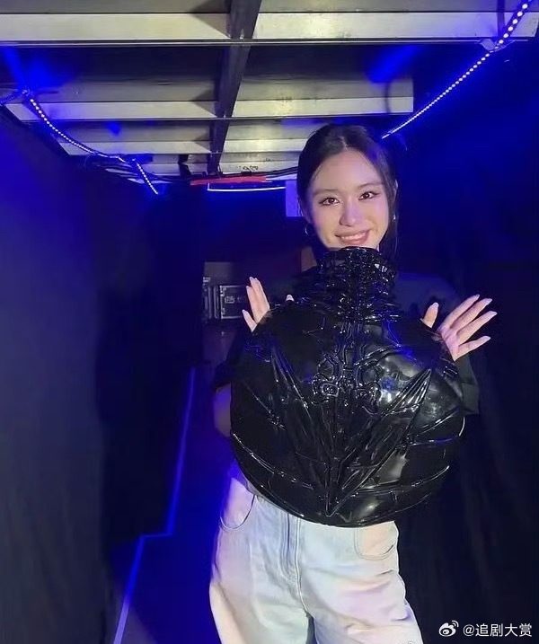 Bạn g&aacute;i đi r&igrave;nh Vương Hạc Đệ v&igrave; sợ Triệu Lộ Tư lấn lướt?- Ảnh 4.