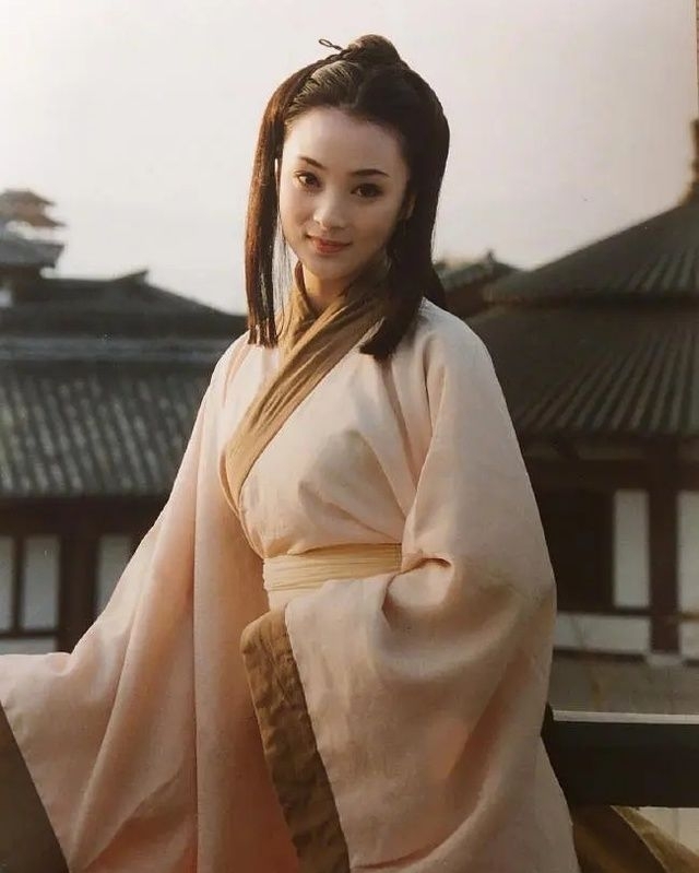 Mỹ nh&acirc;n đẹp như bức họa cổ, lấy trăng l&agrave;m giấy, m&acirc;y l&agrave;m mực: Mặt n&agrave;y mới l&agrave; mặt, 51 tuổi nh&igrave;n muốn y&ecirc;u lu&ocirc;n- Ảnh 4.