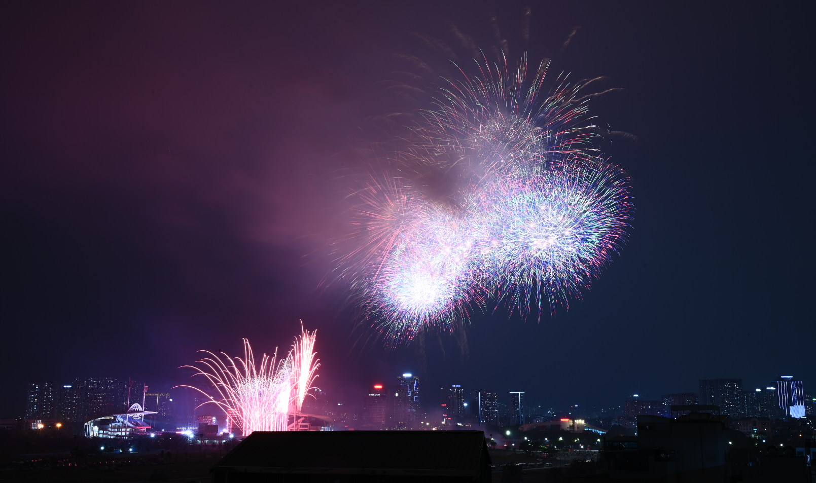 Tối 21/1, người d&acirc;n H&agrave; Nội h&aacute;o hức ngắm nh&igrave;n m&agrave;n tr&igrave;nh diễn ph&aacute;o hoa tổng duyệt cực m&atilde;n nh&atilde;n tại s&acirc;n vận động Mỹ Đ&igrave;nh- Ảnh 12.