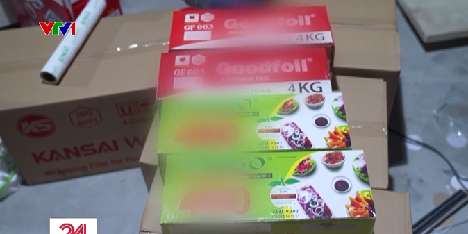 Ph&aacute;t hiện cơ sở sản xuất m&agrave;ng bọc thực phẩm giả chứa chất cấm ở H&agrave; Nội: Cảnh b&aacute;o nguy cơ g&acirc;y dậy th&igrave; sớm ở nữ giới v&agrave; v&ocirc; sinh ở nam giới- Ảnh 1.
