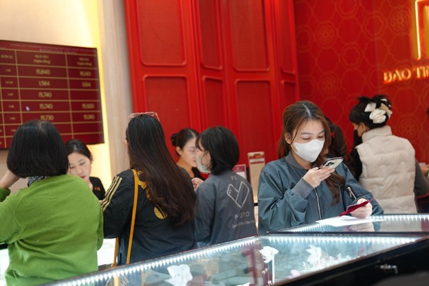 Giờ ai c&ograve;n săn sale quần &aacute;o đ&oacute;n Tết nữa: &ldquo;Săn&rdquo; v&agrave;ng mới chất!- Ảnh 4.