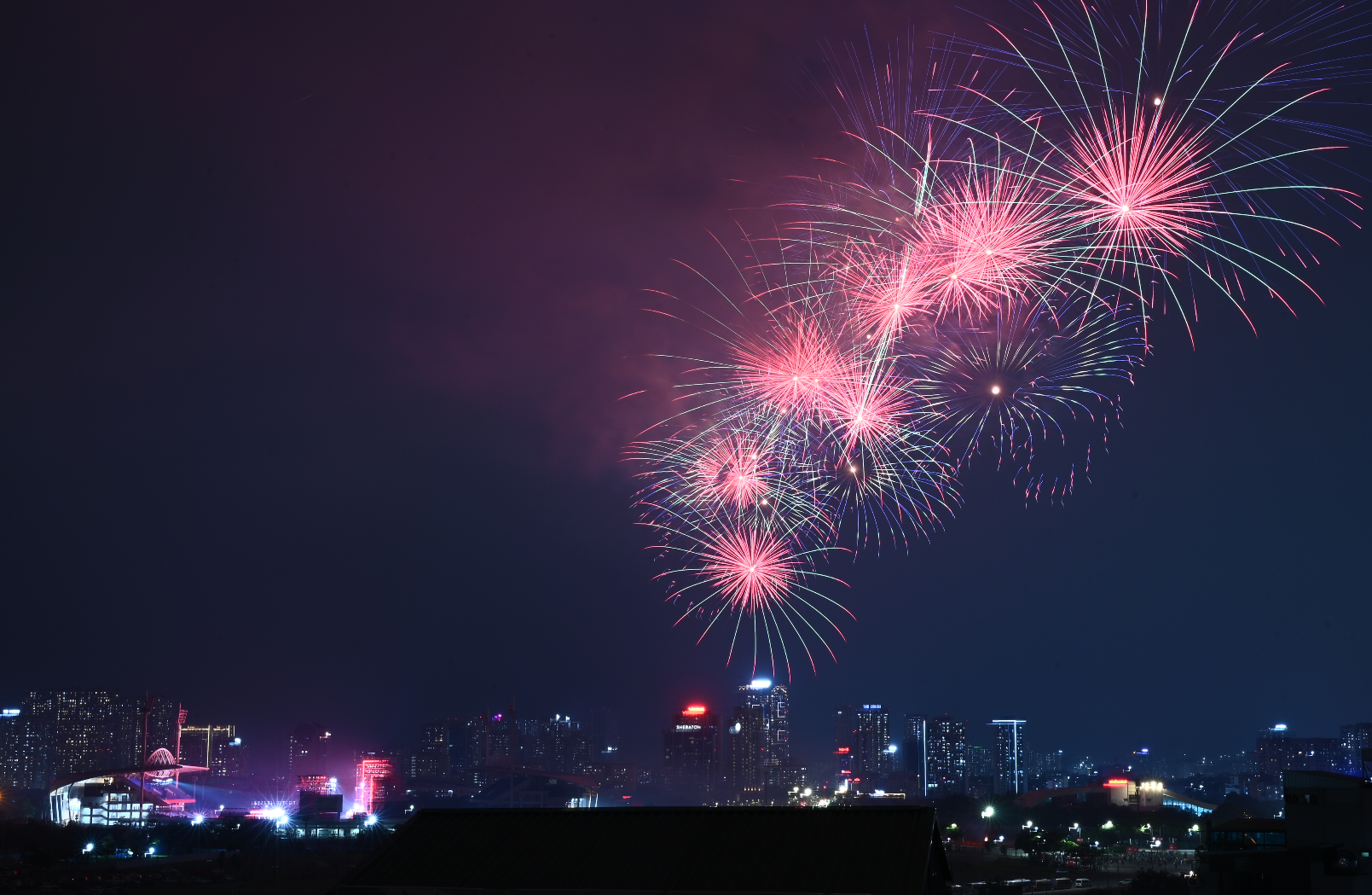 Tối 21/1, người d&acirc;n H&agrave; Nội h&aacute;o hức ngắm nh&igrave;n m&agrave;n tr&igrave;nh diễn ph&aacute;o hoa tổng duyệt cực m&atilde;n nh&atilde;n tại s&acirc;n vận động Mỹ Đ&igrave;nh- Ảnh 14.