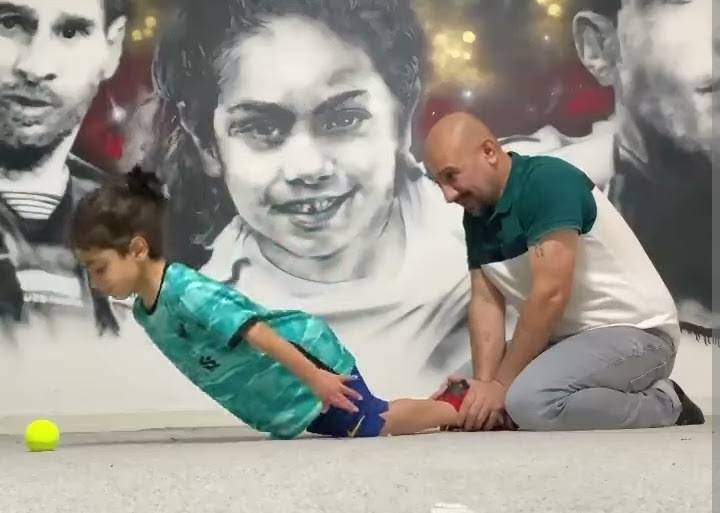 Thần đồng thể h&igrave;nh nh&iacute;, 6 tuổi cơ bắp đ&atilde; cuồn cuộn 6 m&uacute;i- Ảnh 2.