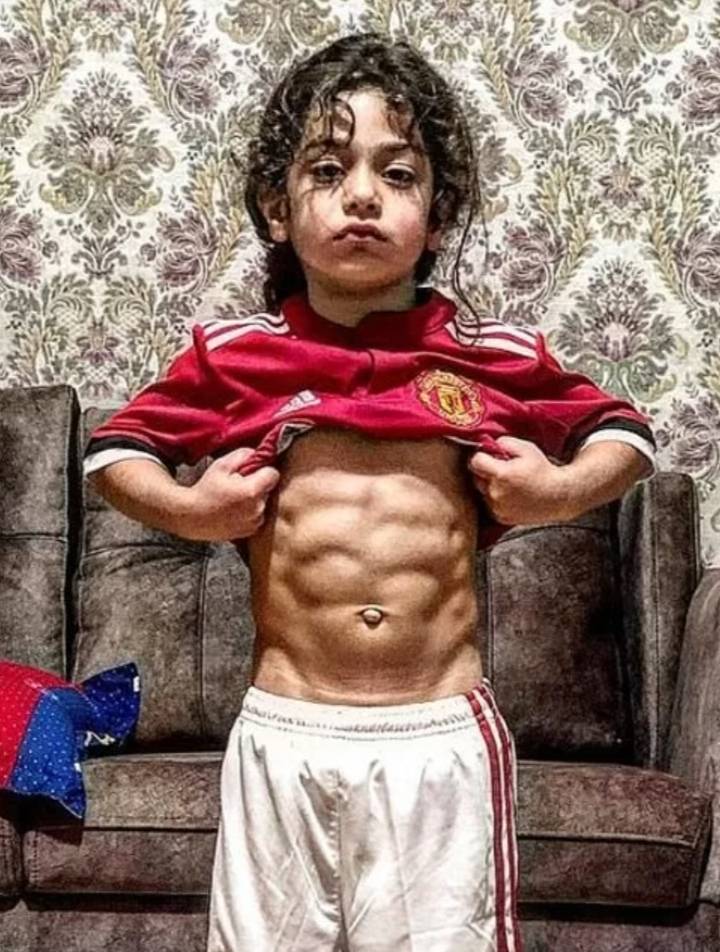 Thần đồng thể h&igrave;nh nh&iacute;, 6 tuổi cơ bắp đ&atilde; cuồn cuộn 6 m&uacute;i- Ảnh 1.