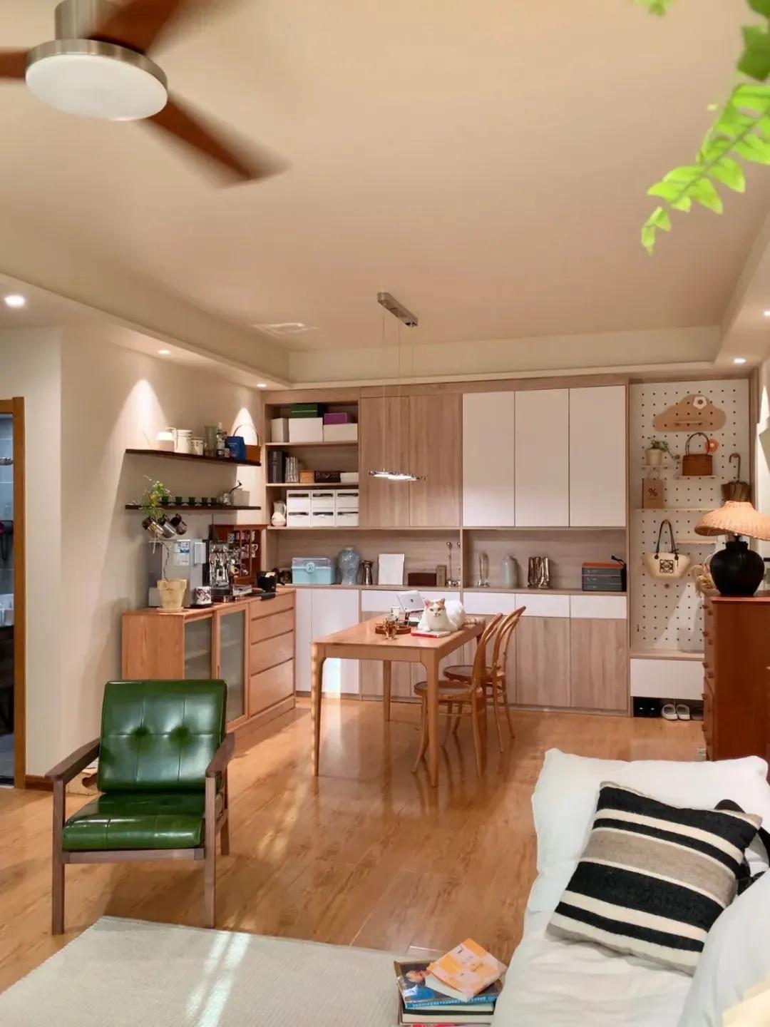 Ở nhà dọn dẹp, không mua sắm, không giao tiếp xã hội: Nữ giáo viên khiến hàng nghìn người nhìn lại cách mình đang sống- Ảnh 5. Ở nhà dọn dẹp, không mua sắm, không giao tiếp xã hội: Nữ giáo viên khiến hàng nghìn người nhìn lại cách mình đang sống- Ảnh 5.