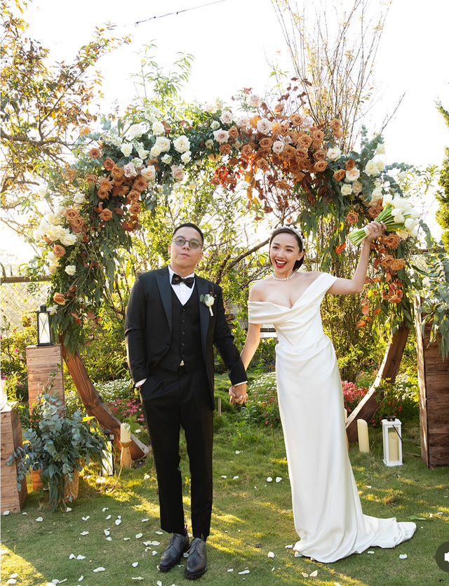 Touliver lặng lẽ xem ảnh T&oacute;c Ti&ecirc;n suốt chuyến bay- Ảnh 7.