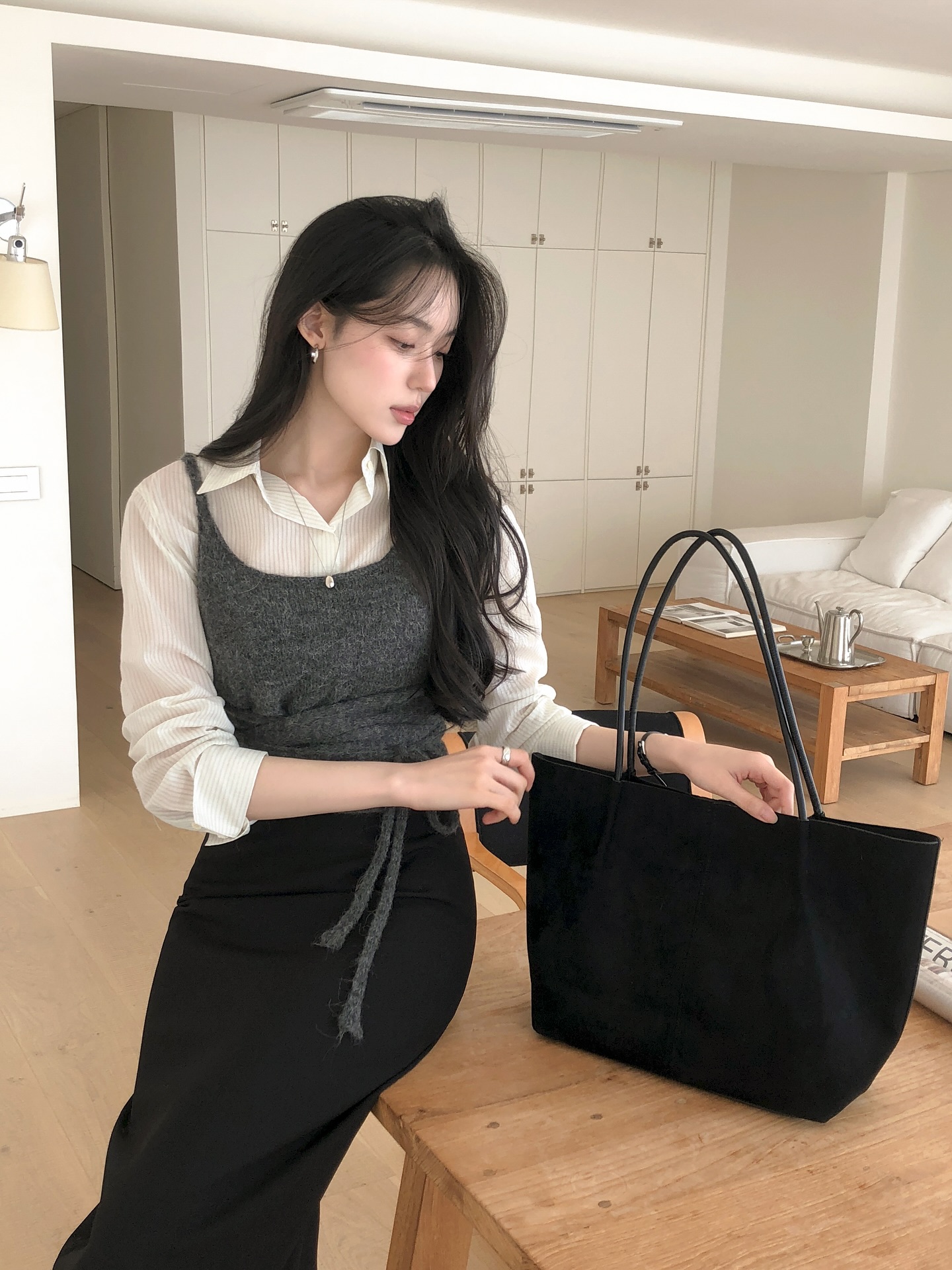 Hai t&ocirc;ng m&agrave;u trang phục đang 