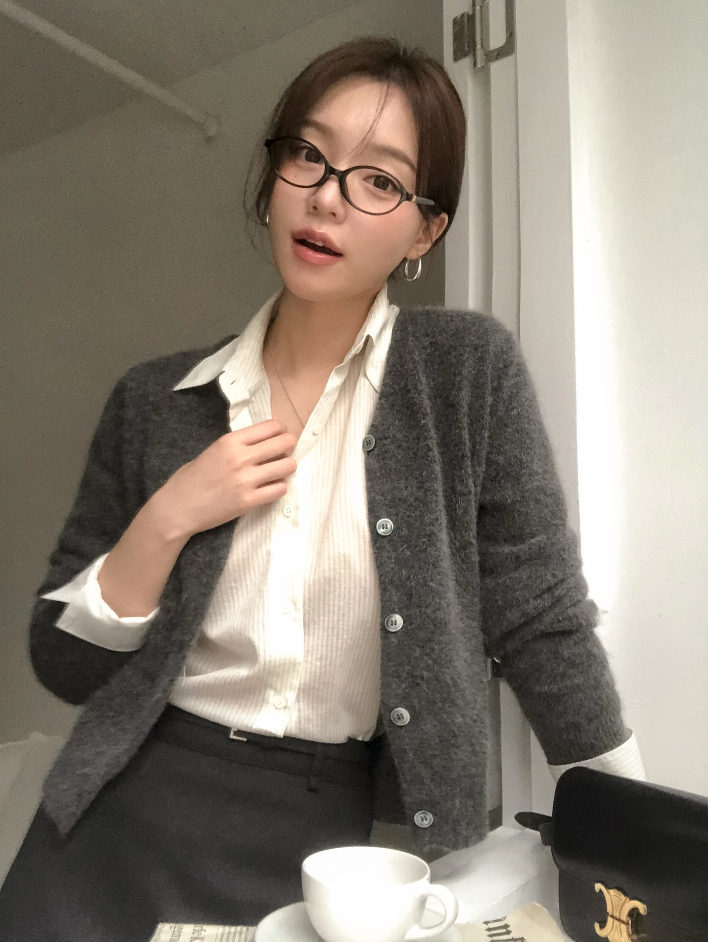 Hai t&ocirc;ng m&agrave;u trang phục đang 