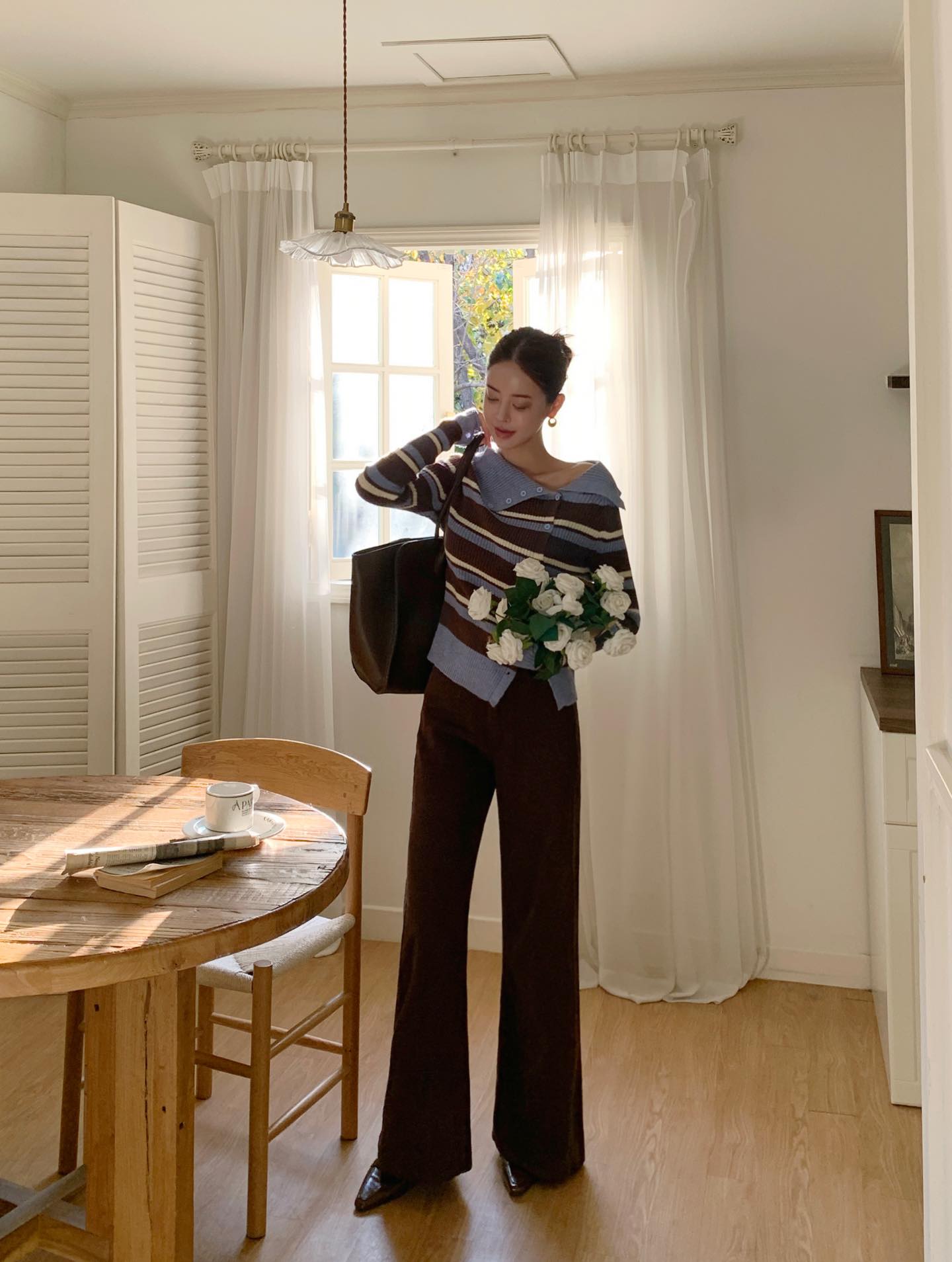 Hai t&ocirc;ng m&agrave;u trang phục đang 