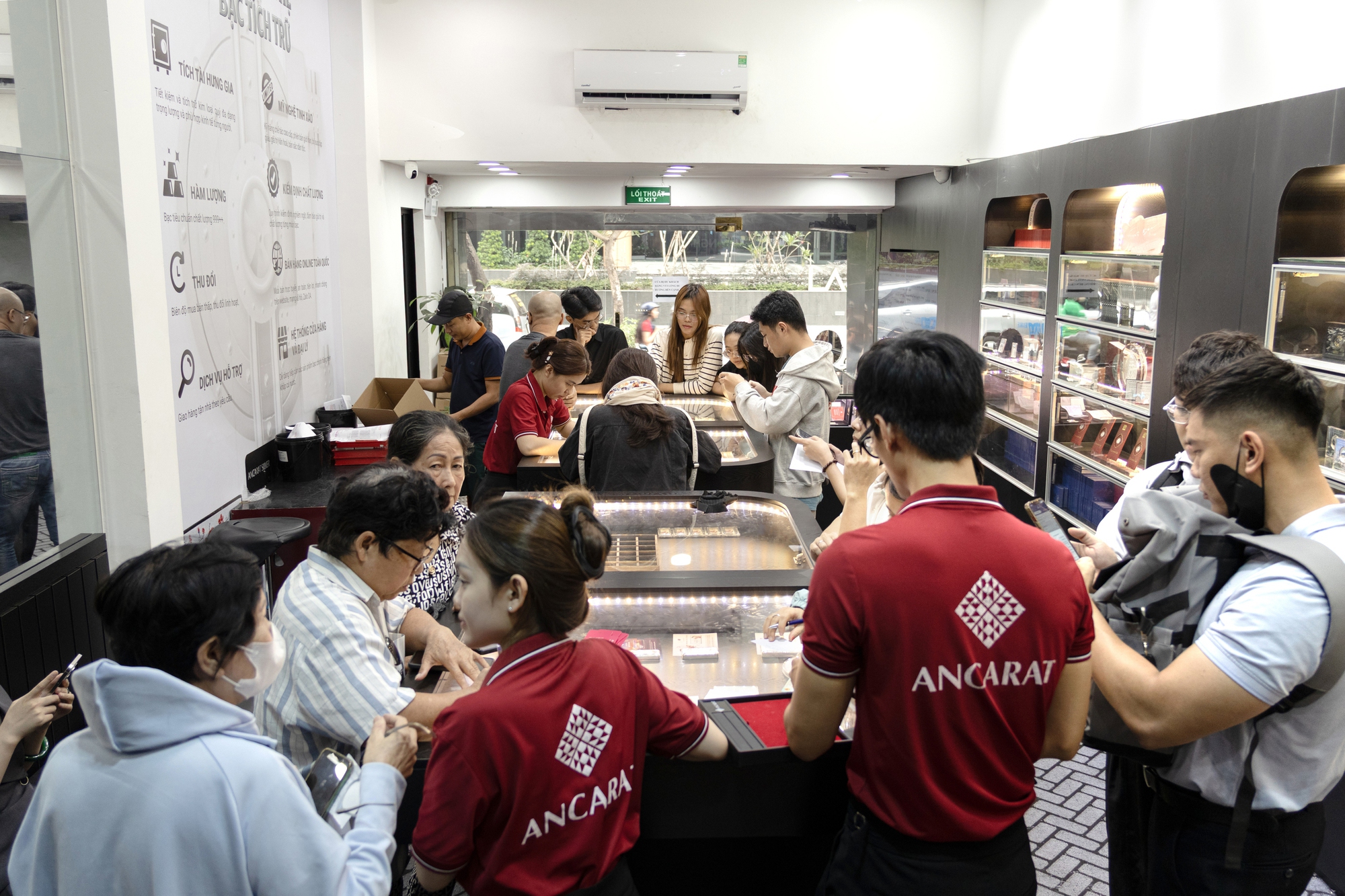 Bạc lập đỉnh mới, người d&acirc;n r&uacute;t tiết kiệm, xếp h&agrave;ng đến 9 giờ tối chờ mua- Ảnh 3.