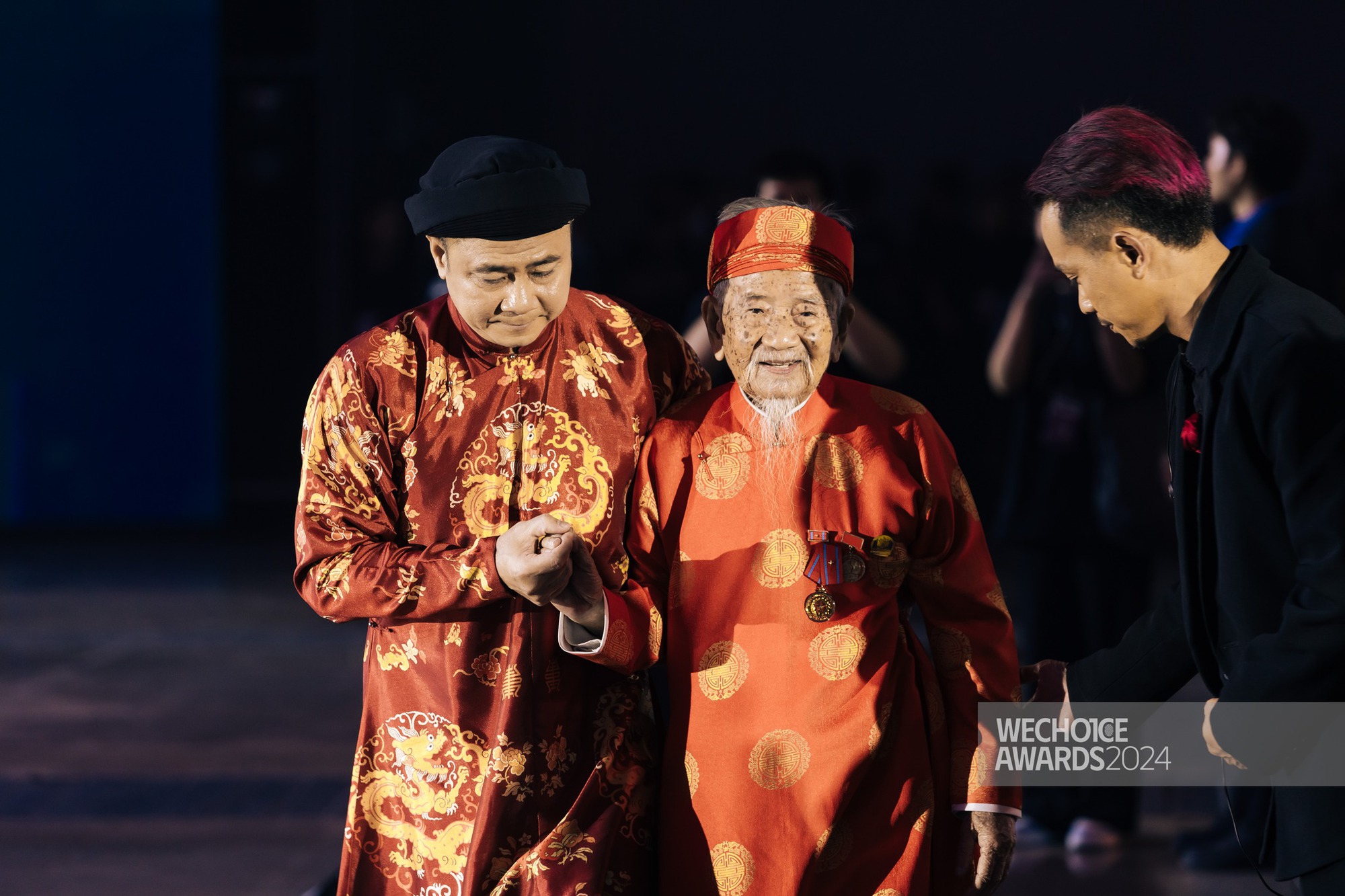 Nh&agrave; nghi&ecirc;n cứu 105 tuổi v&agrave; "&ocirc;ng nội" Khang tại s&acirc;n khấu WeChoice Awards: Nguồn cảm hứng cho những điều tử tế đang được viết tiếp- Ảnh 2.