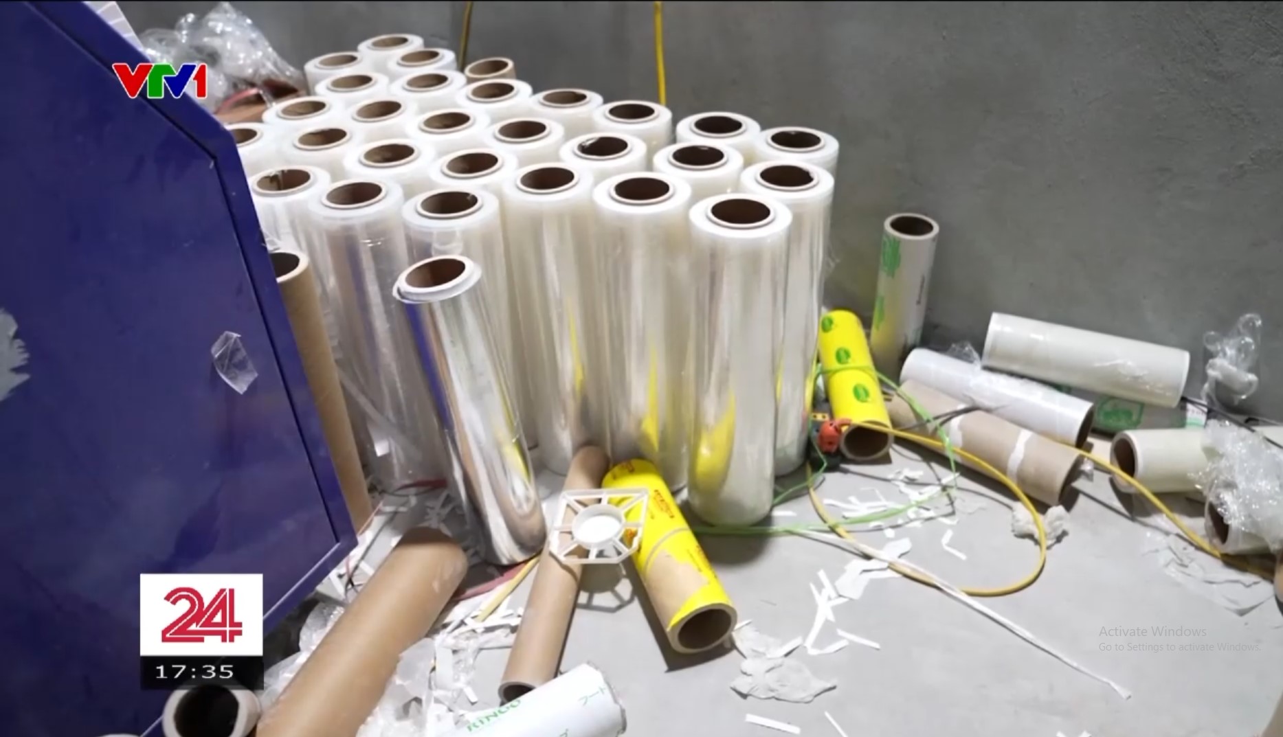 Ph&aacute;t hiện cơ sở sản xuất m&agrave;ng bọc thực phẩm giả chứa chất cấm ở H&agrave; Nội: Cảnh b&aacute;o nguy cơ g&acirc;y dậy th&igrave; sớm ở nữ giới v&agrave; v&ocirc; sinh ở nam giới- Ảnh 2.