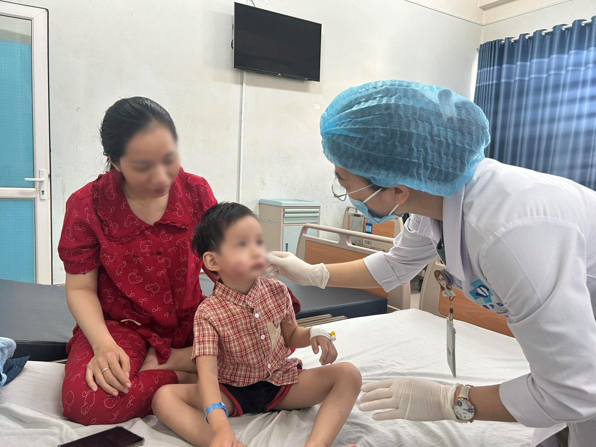 B&eacute; trai 4 tuổi bị ch&oacute; thả r&ocirc;ng cắn v&agrave;o mặt ngay trước nh&agrave; sau 1 c&acirc;u n&oacute;i, x&oacute;t xa t&igrave;nh trạng khi nhập viện- Ảnh 1.