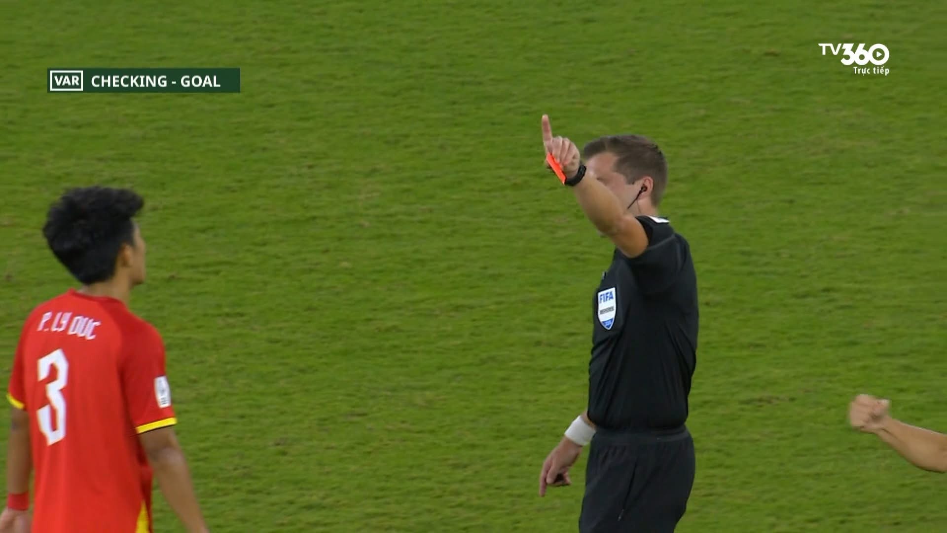 Hotgirl bắn s&uacute;ng Ph&iacute; Thanh Thảo b&ecirc;nh vực L&yacute; Đức giữa b&atilde;o chỉ tr&iacute;ch v&igrave; chiếc thẻ đỏ trận U23 Việt Nam thua đau- Ảnh 1.