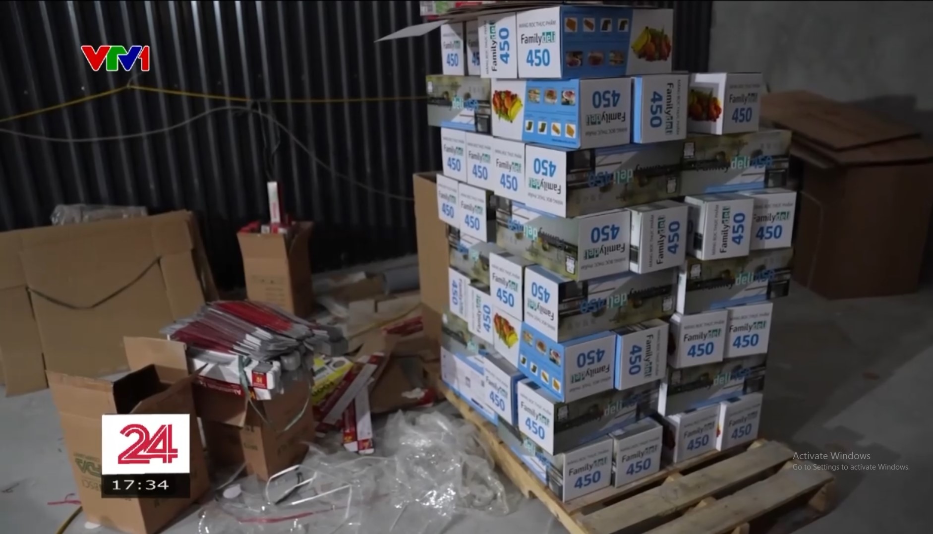 Ph&aacute;t hiện cơ sở sản xuất m&agrave;ng bọc thực phẩm giả chứa chất cấm ở H&agrave; Nội: Cảnh b&aacute;o nguy cơ g&acirc;y dậy th&igrave; sớm ở nữ giới v&agrave; v&ocirc; sinh ở nam giới- Ảnh 4.