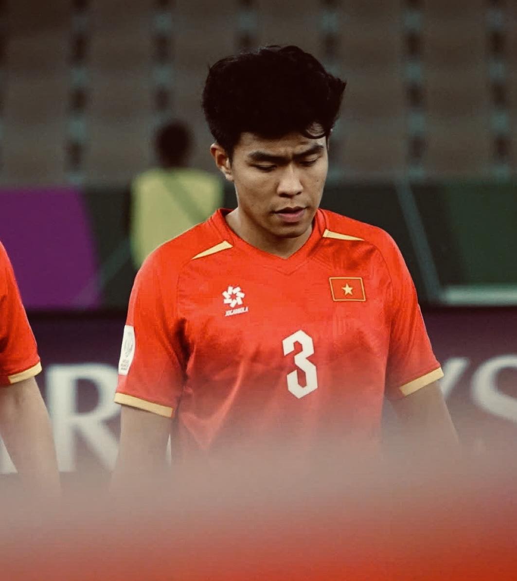 Cận cảnh pha đ&aacute;nh nguội của L&yacute; Đức khiến anh phải nhận thẻ đỏ, U23 Việt Nam mất người, cầu thủ trẻ nh&igrave;n m&agrave; tr&aacute;nh!- Ảnh 2.