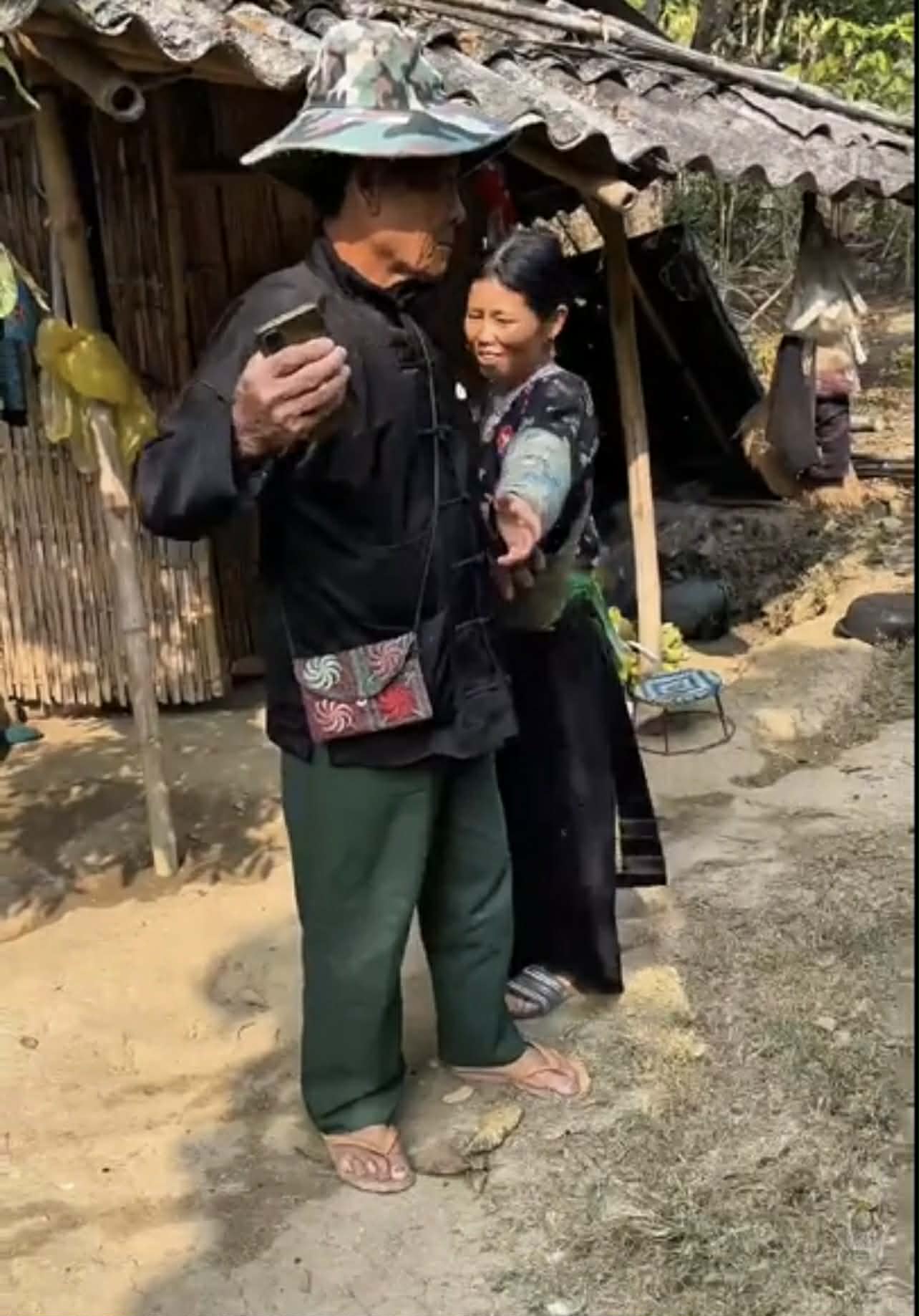 Cụ &ocirc;ng vượt 1.500km đến Sơn La rước bạn g&aacute;i quen qua mạng về sống chung: C&aacute;c con phản ứng bất ngờ- Ảnh 3.