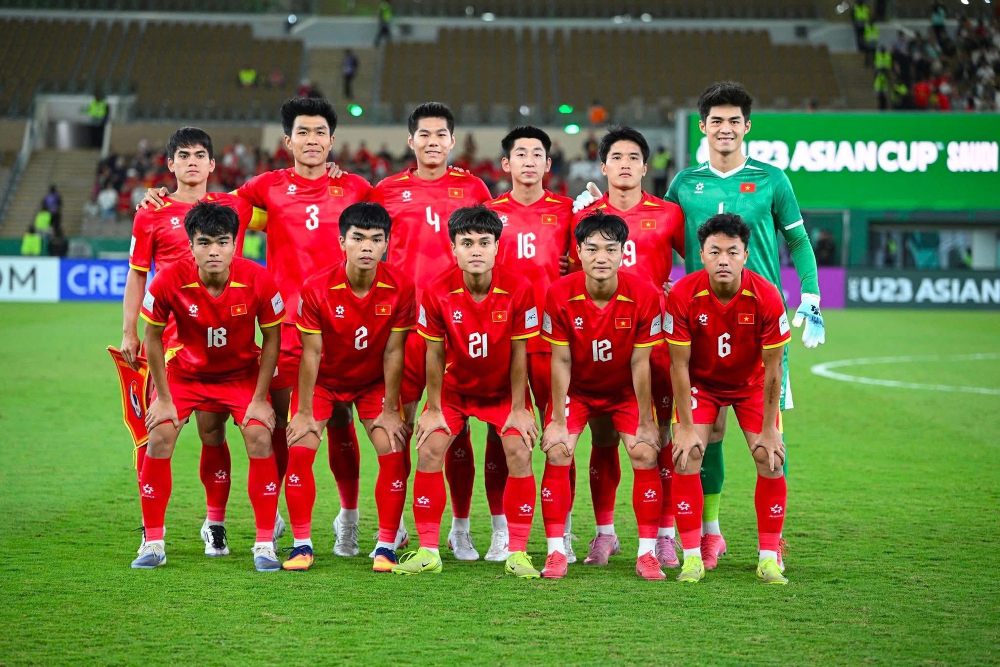 Ấm l&ograve;ng khoảnh khắc CĐV n&aacute;n lại kh&aacute;n đ&agrave;i, vỗ tay động vi&ecirc;n U23 Việt Nam vừa thua trận cay đắng- Ảnh 2.