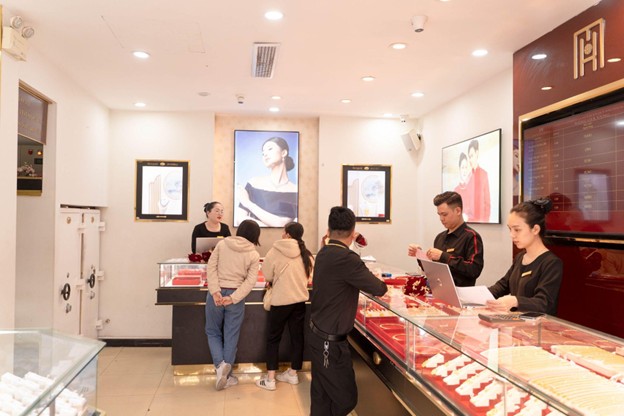 Giờ ai c&ograve;n săn sale quần &aacute;o đ&oacute;n Tết nữa: &ldquo;Săn&rdquo; v&agrave;ng mới chất!- Ảnh 7.