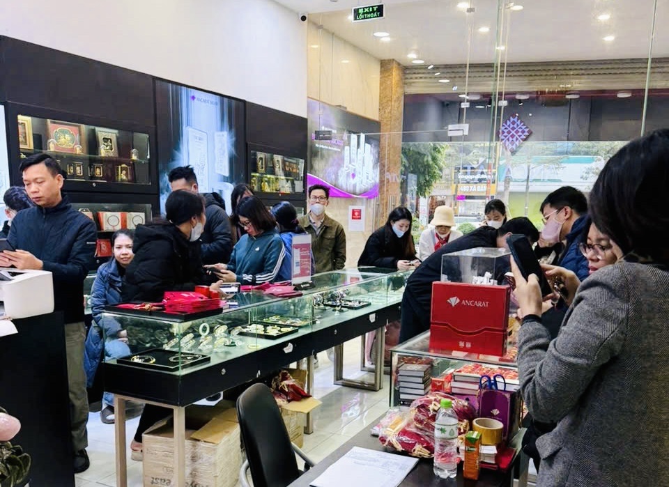 Bạc lập đỉnh mới, người d&acirc;n r&uacute;t tiết kiệm, xếp h&agrave;ng đến 9 giờ tối chờ mua- Ảnh 1.
