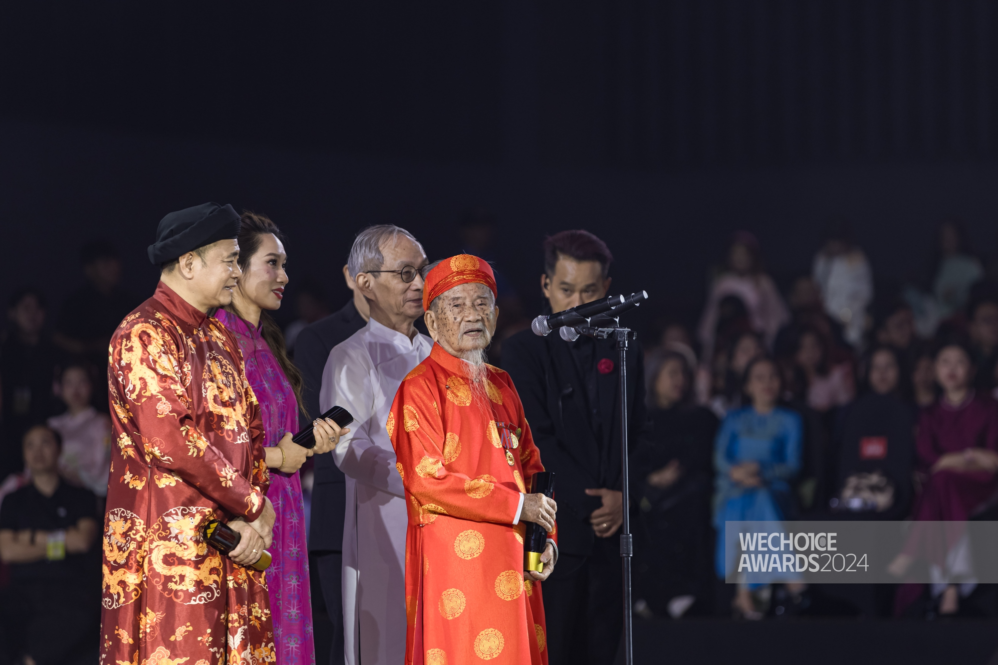 Nh&agrave; nghi&ecirc;n cứu 105 tuổi v&agrave; "&ocirc;ng nội" Khang tại s&acirc;n khấu WeChoice Awards: Nguồn cảm hứng cho những điều tử tế đang được viết tiếp- Ảnh 1.